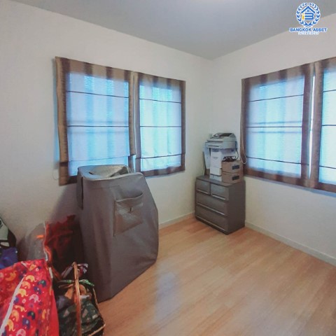 *****บ้านเดี่ยวมือสองย่านนนทบุรี ม.อินนิซิโอ ปิ่นเกล้า-วงแหวน เนื้อที่กว้าง 50 ตร.ว. ฟังก์ชัน 3 ห้องนอน 2 ห้องน้ำ ที่จอดรถ 2 คัน บ้านหลังใหญ่ มีบริเวณกว้างขวาง บนทำเลแห่งการเดินทาง ใกล้รถไฟฟ้าสายสีม่วง "สถานีตลาดบางใหญ่" และทางด่วน "ศรีรัช"